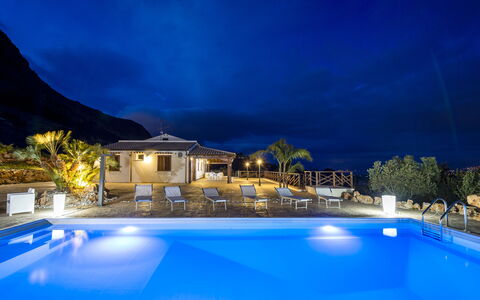 Villa Alcamo: L'Eau, Plante, Ciel, Bleu, Bâtiment, Piscine, Bleu Azur, Arbre, Loisir, Arecales