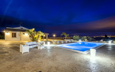 Villa Alcamo: L'Eau, Ciel, Bleu, Nuage, Bleu Azur, Piscine, Bâtiment, Paysage, Horizon, Arecales