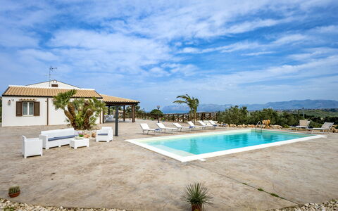 Villa Alcamo: Nuage, L'Eau, Ciel, Plante, Piscine, Bâtiment, Bleu Azur, Arbre, Ombre, Arecales