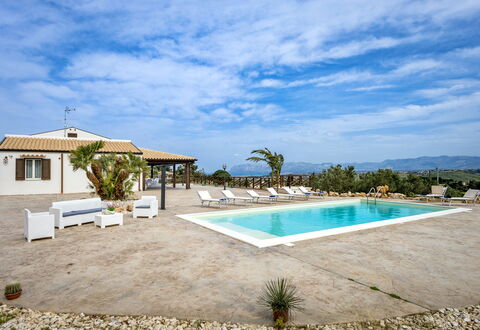 Villa Alcamo: Nuage, L'Eau, Ciel, Plante, Piscine, Bâtiment, Bleu Azur, Arbre, Ombre, Arecales