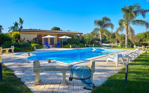 Villa Selinunte: L'Eau, Ciel, Plante, Piscine, Arbre, Bleu Azur, Ombre, Mobilier De Jardin, Herbe, Loisir