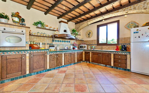 Villa Selinunte: Cabinetry, Comptoir, Propriété, Fenêtre, Cuisine, Bois, Design Intérieur, Bâtiment, Maison, Sol