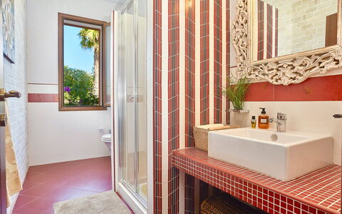 Villa Selinunte: Propriété, Évier, Luminaire Plomberie, Robinet, Plante, Bois, Salle De Bains, Lavabo, Design Intérieur, Bâtiment