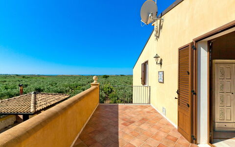 Villa Selinunte: Ciel, Bleu Azur, Bâtiment, Bois, Lumière Du Soleil, Porte, Fenêtre, Zone Résidentielle, Ombre, Plante