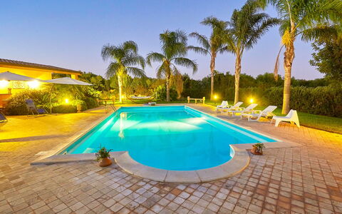 Villa Selinunte: L'Eau, Ciel, Propriété, Plante, Piscine, Bleu Azur, La Nature, Arbre, Bâtiment, Arecales
