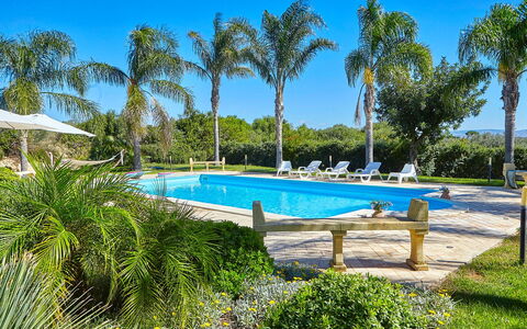 Villa Selinunte: L'Eau, Plante, Ciel, Piscine, Arbre, Arecales, Ombre, Loisir, Mobilier De Jardin, Paysage