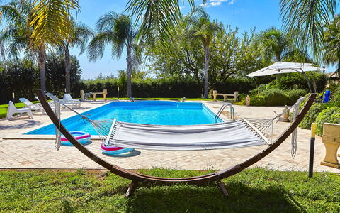 Villa Selinunte: Plante, Ciel, L'Eau, Bleu Azur, Arbre, Ombre, Piscine, Mobilier De Jardin, Arecales, Nuage
