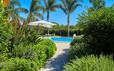 Villa Selinunte: Plante, L'Eau, Propriété, Communauté Des Plantes, Ciel, Bleu Azur, Arbre, Paysage Naturel, Ombre, Végétation
