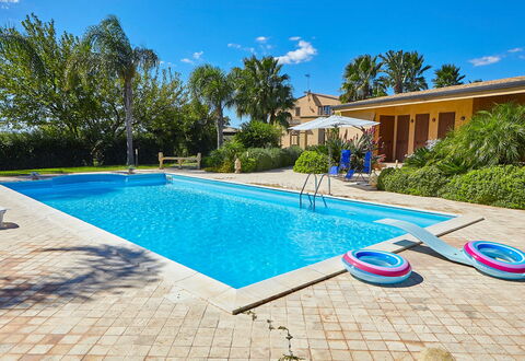 Villa Selinunte: L'Eau, Ciel, Plante, Nuage, Bâtiment, Piscine, Bleu Azur, Fenêtre, Arbre, Ombre