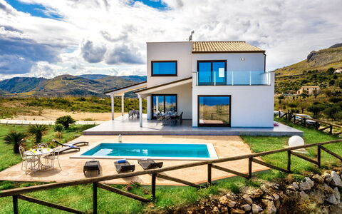 Villa Azzurra: Nuage, Bâtiment, Plante, Ciel, Propriété, Fenêtre, Piscine, Bleu Azur, Table, Maison