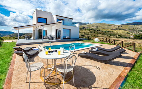 Villa Azzurra: Nuage, Ciel, Table, Meubles, Bâtiment, Bleu Azur, Mobilier De Jardin, Chaise, Design Intérieur, Ombre