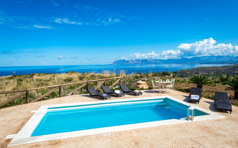 Villa Azzurra: L'Eau, Ciel, Propriété, Nuage, Bleu, Plante, Bleu Azur, Piscine, Ombre, Bois