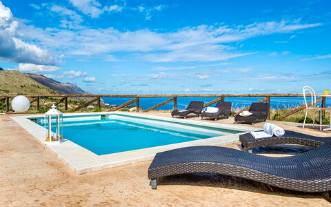 Villa Azzurra: L'Eau, Nuage, Ciel, Ressources En Eau, Propriété, Piscine, Bleu Azur, Mobilier De Jardin, Balancelle, Ombre