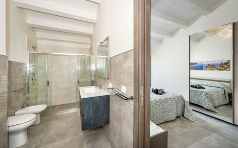 Villa Azzurra: Bâtiment, Salle De Bains, Luminaire Plomberie, Robinet, Confort, Bois, Maison, Sol, Sol, Évier