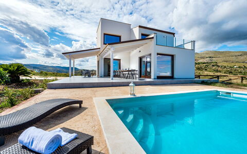 Villa Azzurra: Nuage, Ciel, L'Eau, Propriété, Bleu Azur, Bleu, Piscine, Plante, Architecture, Bâtiment