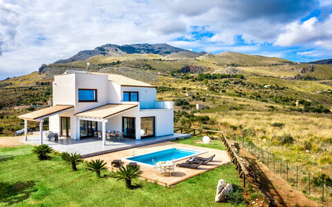 Villa Azzurra: Nuage, Plante, Ciel, Bâtiment, Propriété, Fenêtre, Montagne, Maison, Paysage Naturel, Lot Terre