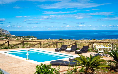 Villa Azzurra: Ciel, L'Eau, Nuage, Propriété, Plante, Meubles, Bleu, Bâtiment, Bleu Azur, Piscine