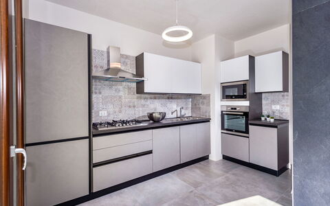Villa Azzurra: Cabinetry, Comptoir, Bâtiment, Meubles, Appareil De Cuisine, Cuisine, Cuisinière, Bois, Électroménager, Design Intérieur