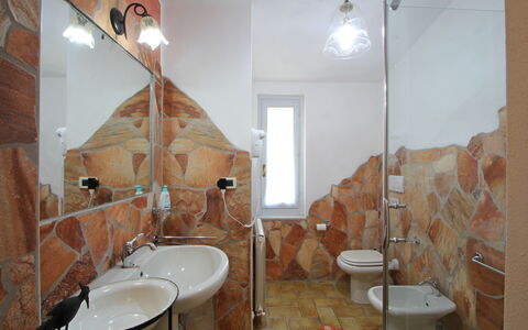 Casa Luigi: Miroir, Robinet, Évier, Lavabo, Luminaire Plomberie, Salle De Bains, Bois, Design Intérieur, Éclairage, Bâtiment
