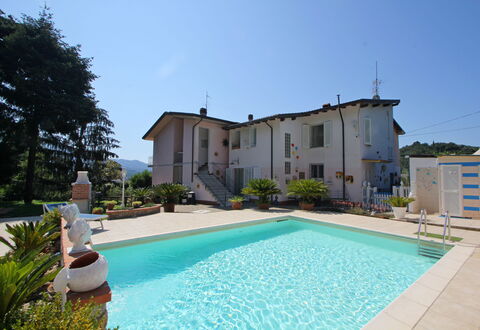Casa Luigi: L'Eau, Plante, Ciel, Propriété, Bâtiment, Piscine, Bleu Azur, Herbe, Arbre, Loisir