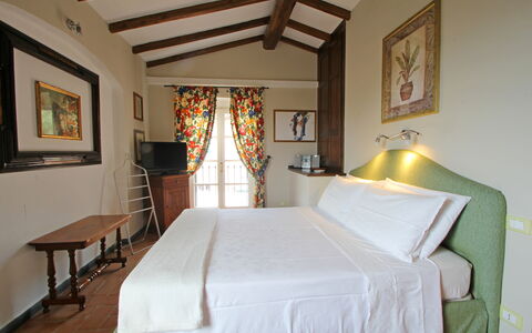 Villetta Verde: Meubles, Cadre, Propriété, Textile, Confort, Design Intérieur, Éclairage, Bois, Sol, Lit