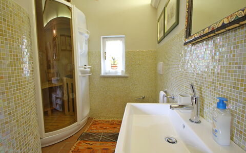 Villetta Verde: Robinet, Miroir, Luminaire Plomberie, Propriété, Évier, Salle De Bains, Baignoire, Architecture, Bois