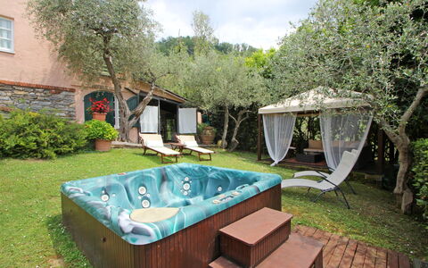 Villetta Verde: Plante, Fenêtre, Ciel, Arbre, Nuage, Ombre, Mobilier De Jardin, Herbe, Loisir, Paysage
