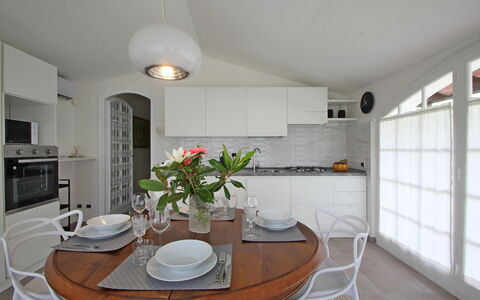 Villa Di Magra: Propriété, Table, Meubles, Blanc, Plante, Cabinetry, Bois, Éclairage, Design Intérieur, Fleur