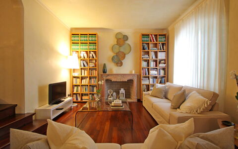 Villa Di Magra: Marron, Meubles, Propriété, Bibliothèque, Cadre, Étagère, Canapé, Bois, Rayonnage, Salon
