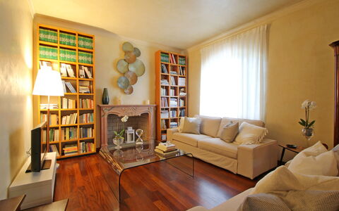 Villa Di Magra: Meubles, Propriété, Canapé, Étagère, Bois, Design Intérieur, Bibliothèque, Table, Sol, Rayonnage