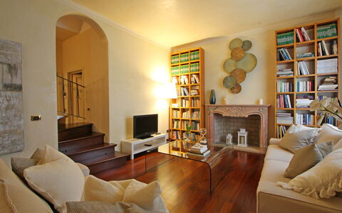 Villa Di Magra: Propriété, Meubles, Bibliothèque, Cadre, Canapé, Étagère, Bois, Design Intérieur, Rayonnage, Sol