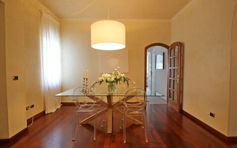Villa Di Magra: Table, Meubles, Propriété, Bâtiment, Salle, Bois, Design Intérieur, Éclairage, Chaise, Plante