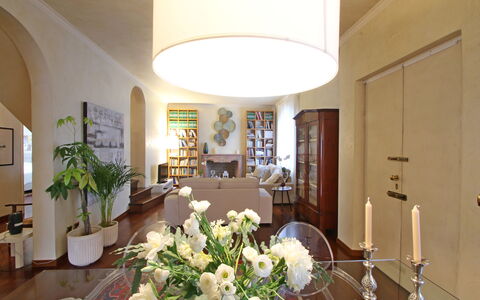 Villa Di Magra: Fleur, Propriété, Plante, Table, Bâtiment, Design Intérieur, Plante D'Appartement, Décoration, Éclairage, Chaise
