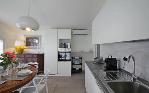 Villa Di Magra: Evier, Évier, Cabinetry, Comptoir, Robinet, Table, Éclairage, Chaise, Design Intérieur, Cuisine