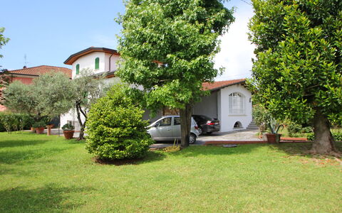 Villa Di Magra: Plante, Ciel, Voiture, Véhicule, Bâtiment, Fenêtre, Véhicule À Moteur, Arbre, Lot Terre