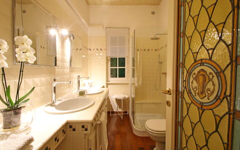 Villa Di Magra: Miroir, Plante, Luminaire Plomberie, Évier, Propriété, Robinet, Salle De Bains, Pot De Fleur, Design Intérieur, Lavabo