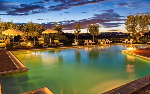 Villa Angelica: L'Eau, Nuage, Ciel, Bâtiment, Propriété, Plante, La Nature, Bleu Azur, Arbre, Paysage Naturel