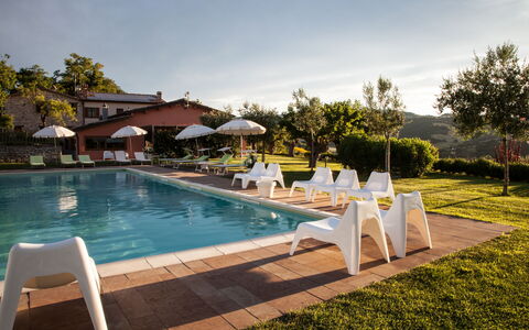 Villa Angelica: L'Eau, Plante, Nuage, Ciel, Piscine, Mobilier De Jardin, Arbre, Balancelle, Chaise, Ombre