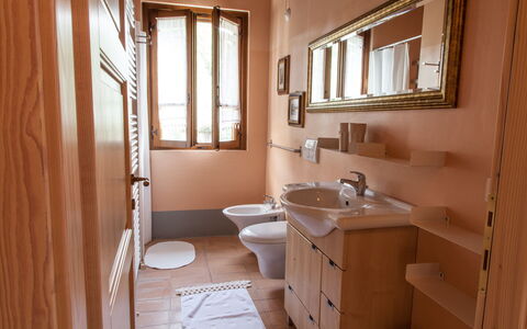 Villa Angelica: Évier, Armoire De Toilette, Robinet, Miroir, Propriété, Lavabo, Luminaire Plomberie, Fenêtre, Bois, Salle De Bains