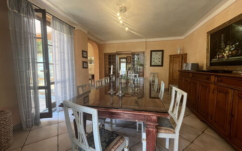 Maremma Retreat: Propriété, Meubles, Table, Cadre, Chaise, Bois, Design Intérieur, Éclairage, Sol, Sol