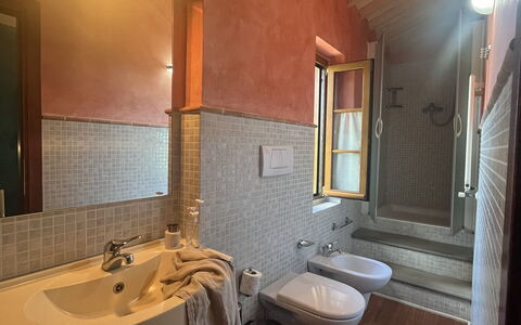 Maremma Retreat: Marron, Robinet, Propriété, Miroir, Luminaire Plomberie, Évier, Salle De Bains, Bois, Bâtiment, Lavabo