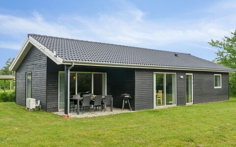 Dorreth - 3.2Km from the Sea: Bleu, Arbuste, Chalet, Couverture De Sol, Jardin, Biens, Ombre, Aménagement Paysager, Ferme, Eco Hôtel