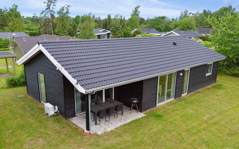 Dorreth - 3.2Km from the Sea: Bleu, Arbuste, Chalet, Couverture De Sol, Jardin, Biens, Ombre, Aménagement Paysager, Ferme, Eco Hôtel