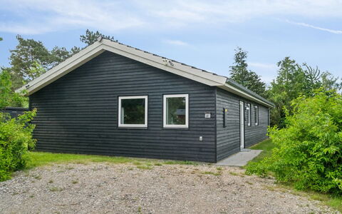 Dorreth - 3.2Km from the Sea: Bleu, Arbuste, Chalet, Couverture De Sol, Jardin, Biens, Ombre, Aménagement Paysager, Ferme, Eco Hôtel
