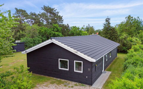 Dorreth - 3.2Km from the Sea: Bleu, Arbuste, Chalet, Couverture De Sol, Jardin, Biens, Ombre, Aménagement Paysager, Ferme, Eco Hôtel