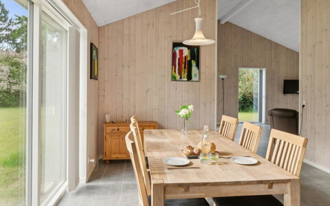 Dorreth - 3.2Km from the Sea: Bleu, Arbuste, Chalet, Couverture De Sol, Jardin, Biens, Ombre, Aménagement Paysager, Ferme, Eco Hôtel