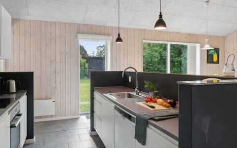 Dorreth - 3.2Km from the Sea: Bleu, Arbuste, Chalet, Couverture De Sol, Jardin, Biens, Ombre, Aménagement Paysager, Ferme, Eco Hôtel
