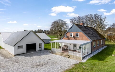 Kerrin - 1Km from the Sea: Meubles, Design Intérieur, Chaise, Sol, Table, Recours, Sol, Plafond, Pièce, Eco Hôtel