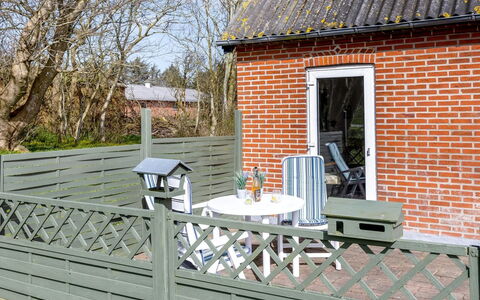 Kerrin - 1Km from the Sea: Meubles, Design Intérieur, Chaise, Sol, Table, Recours, Sol, Plafond, Pièce, Eco Hôtel
