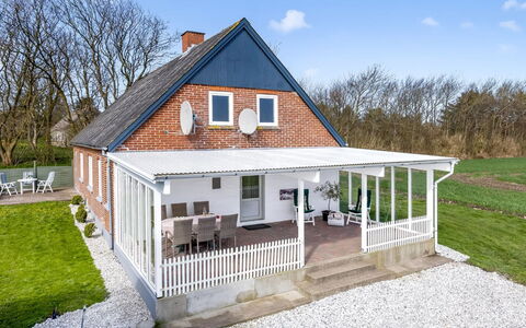 Kerrin - 1Km from the Sea: Meubles, Design Intérieur, Chaise, Sol, Table, Recours, Sol, Plafond, Pièce, Eco Hôtel